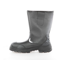 Safety boots with protective toe and anti-puncture insole